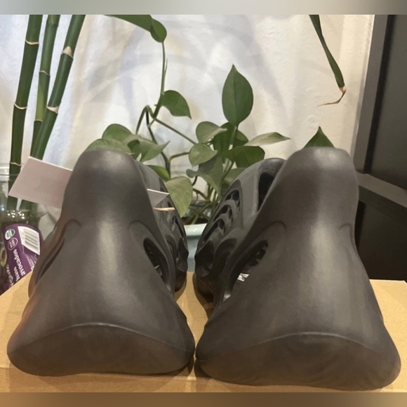 NO BOX New With Tags Onyx Adidas Yeezy Foam Runner - Picture 2 of 4